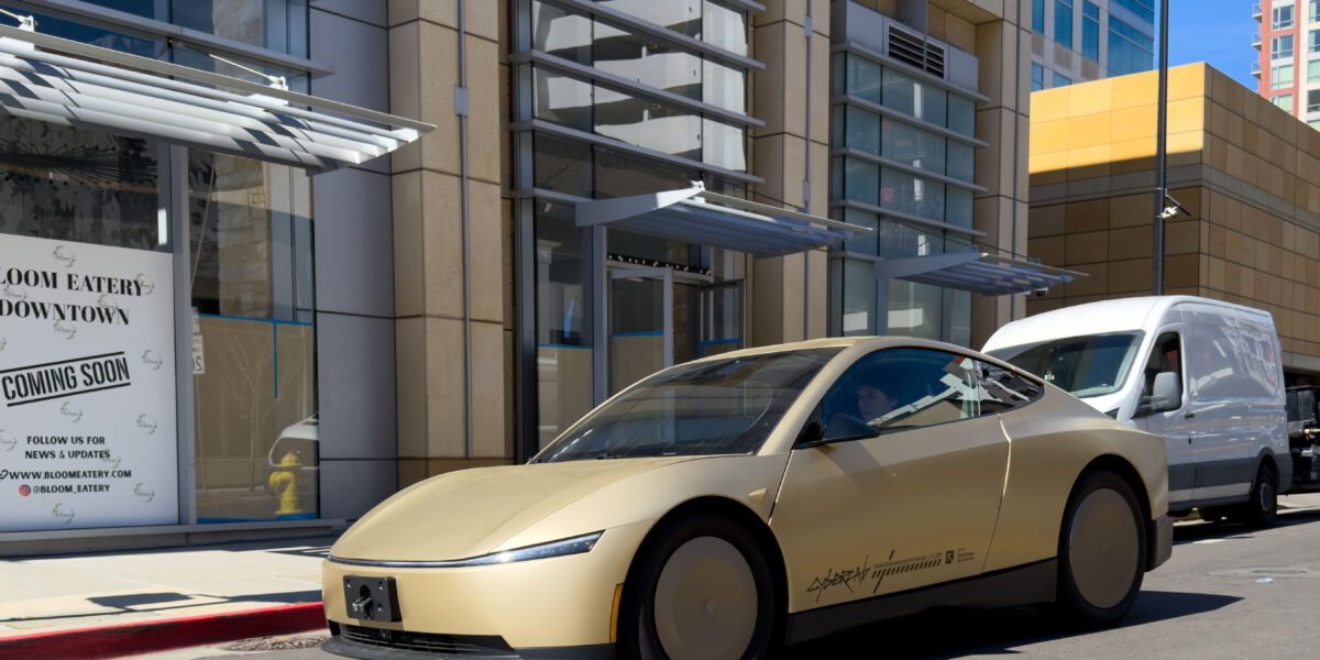 실물 이미지 - 테슬라 사이버캡 2인승 로보택시, 처음엔 의아했지만 이제 완벽한 선택인 이유