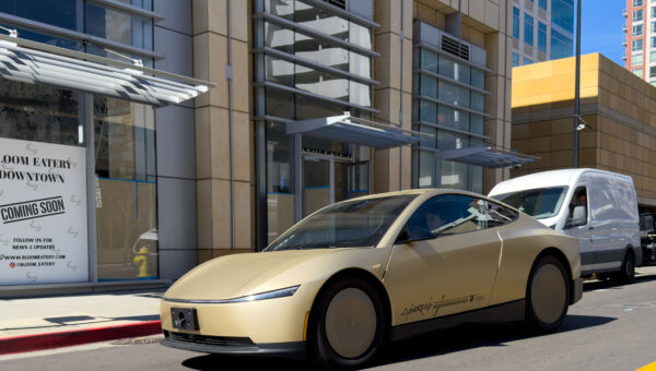 실물 이미지 - 테슬라 사이버캡 2인승 논란, 알고보니 천재적 전략이었다