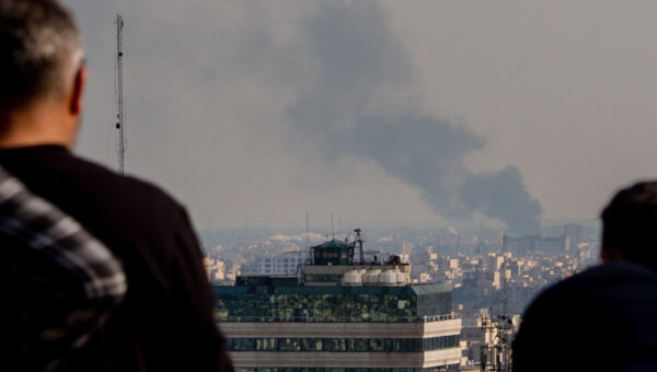 실물 이미지 - 트럼프의 이란 공격 위협 현실화, 테헤란 핵심 인프라 타격받아