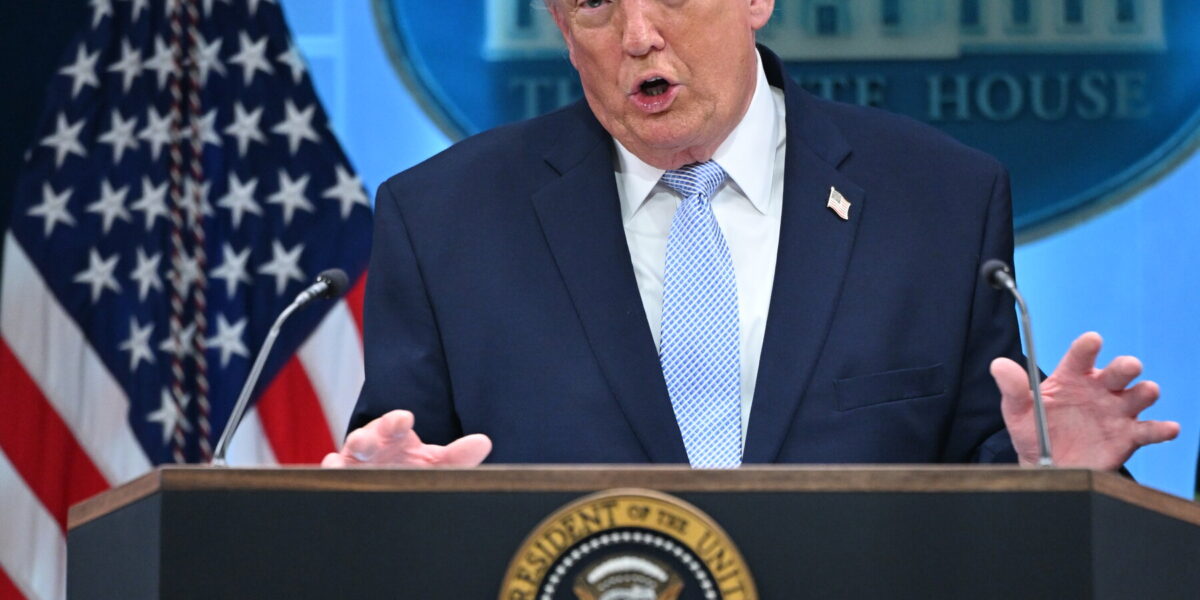 실물 이미지 - 트럼프, 이란에 '화요일 최후통첩' 발표! 다리와 발전소 공격 위협의 진짜 의미는?