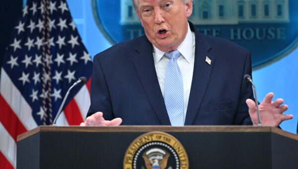 실물 이미지 - 트럼프, 이란에 '화요일 최후통첩' 발표! 다리와 발전소 공격 위협의 진짜 의미는?