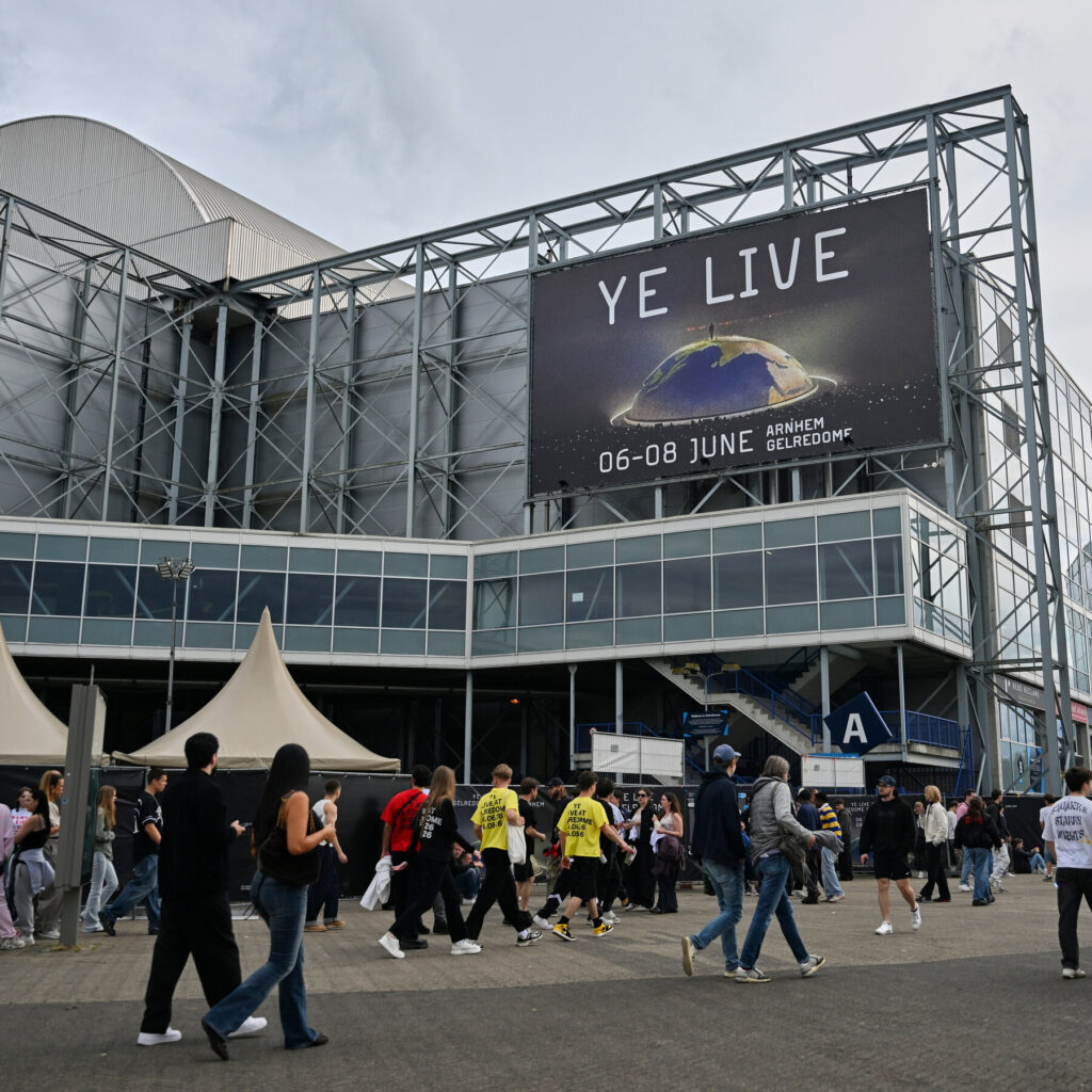 칸예 웨스트, 유럽 콘서트 취소 속에서도 네덜란드 4만 관객 열광