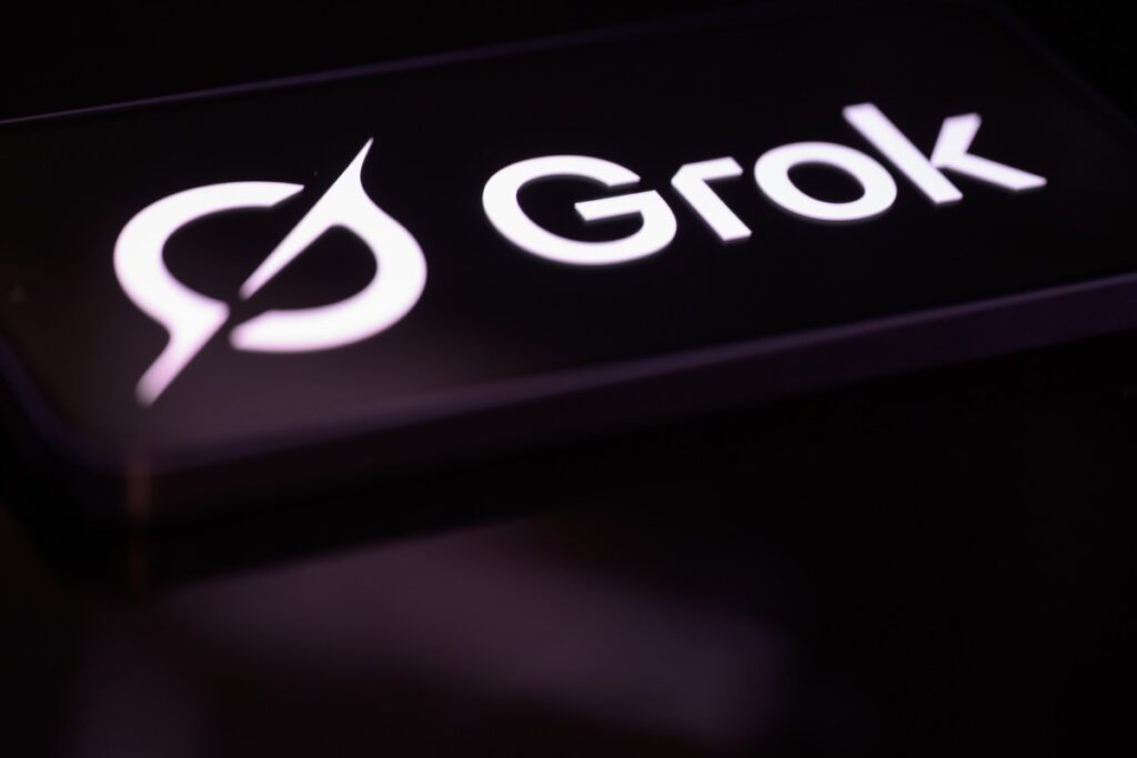 AI가 아동 사진을 성적 이미지로 변환? Grok 악용 사례가 던지는 경고