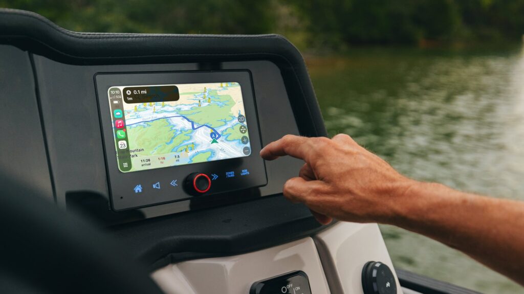 보트에도 CarPlay 시대 개막: 2027년형 폰툰보트에 탑재되는 이유