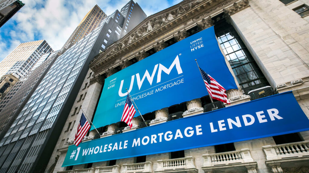 UWM 주가 35% 폭락: 배당 중단과 유상증자, 투자자가 알아야 할 것
