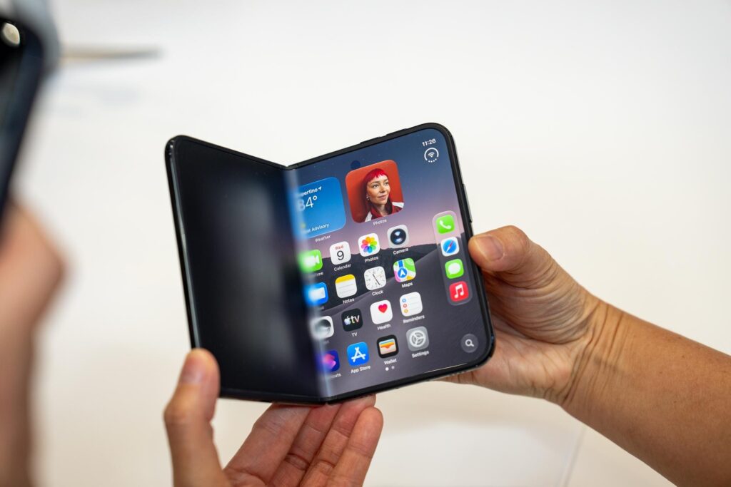 애플 첫 폴더블폰 ‘iPhone Duo’ 공개 — 접히는 화면, 그런데 정말 살 만할까?